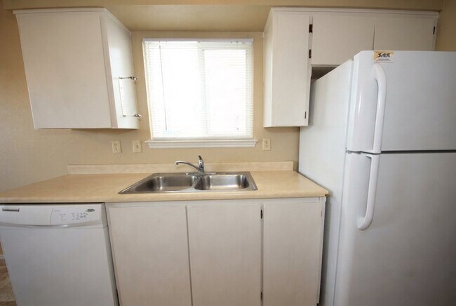 1090 E Cedar St Unit 4