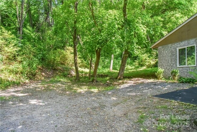 Photo - 543 College St