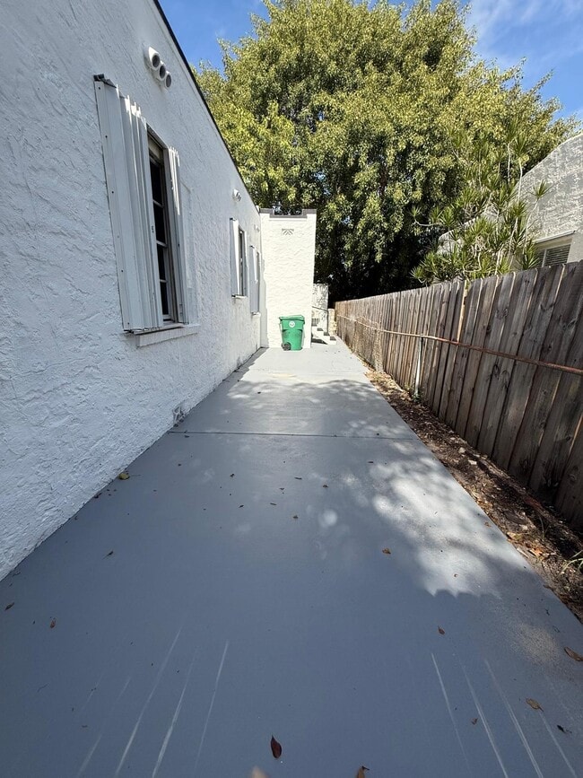 Photo - 913 NW 46th St