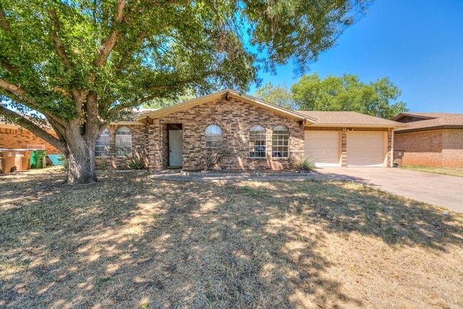 Building Photo - PAY NO SECURITY DEPOSIT! Spacious 3-bedroo... Rental
