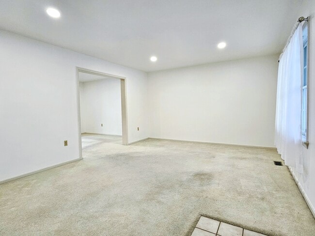 Photo - 357 Acorn Cir