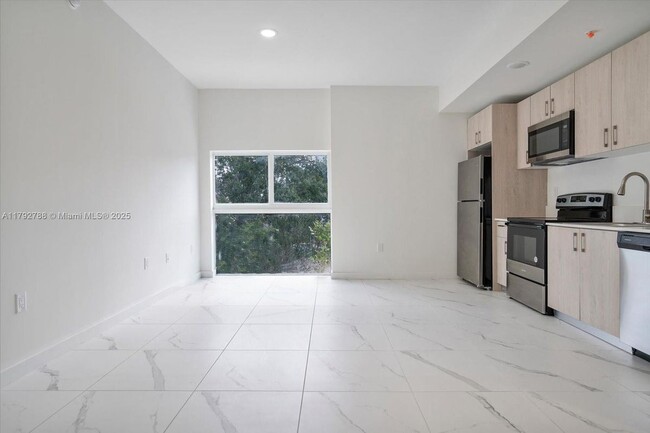 Building Photo - 420 SW 7th Ave Rental