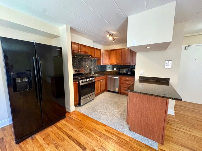 2115 W Farwell Ave