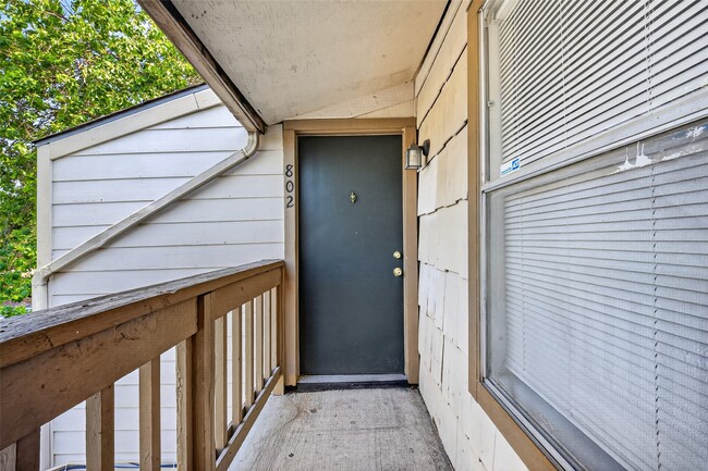 Building Photo - 6001 Reims Rd Unit 802