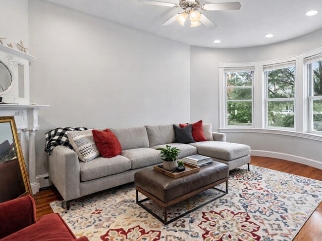 Building Photo - 194 Emerson St Unit 3