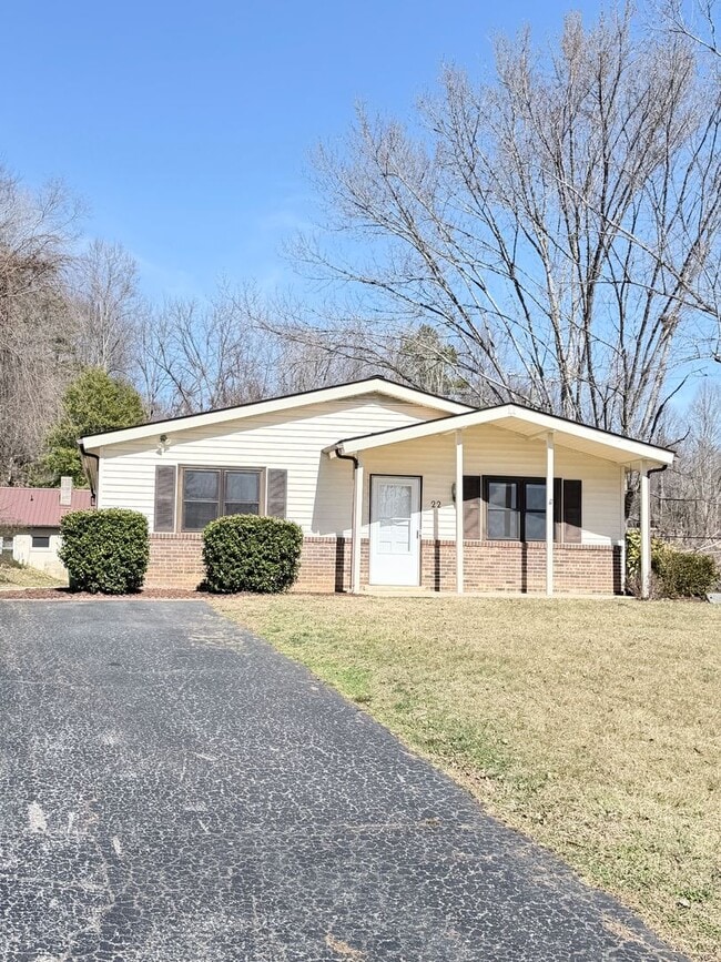 Building Photo - 3 Bedroom, 1.5 bathroom, Mount Carmel Subdivision! $1450 per month