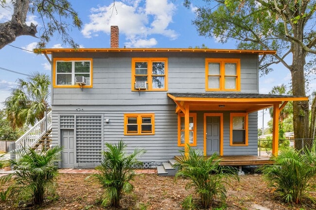 Building Photo - Available Now! Spacious 3 Bedroom Upstairs Apartment Near Downtown St. Petersburg