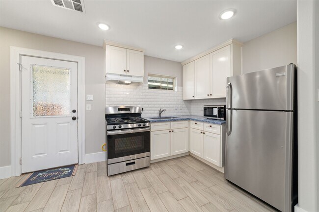 Building Photo - 6720 Cathcart Dr