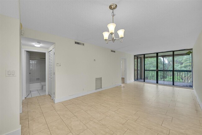 Photo - 8415 Forest Hills Dr Unidad 305