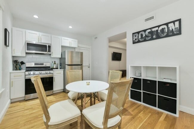 Photo - 893 E 4th St Unidad 1