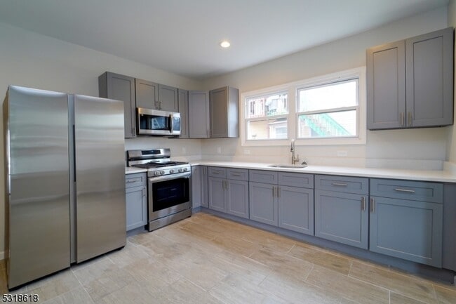 Building Photo - 26 Sheridan Ave Rental