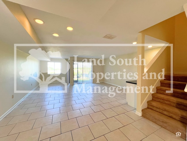 Photo - 707 Carpenters Way