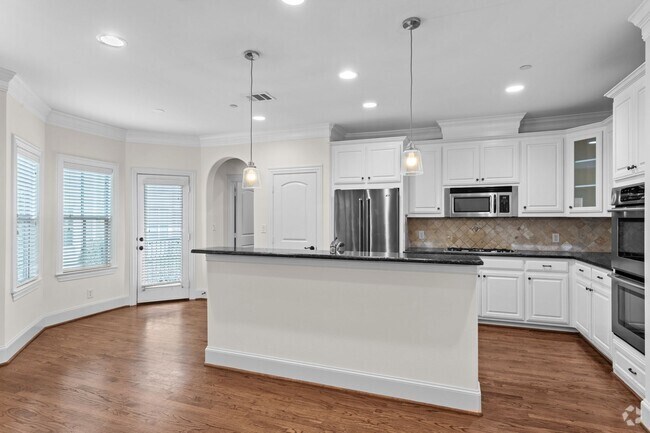 Building Photo - Luxury Highland Park Living Unit Hillcrest Ave  08 Rental
