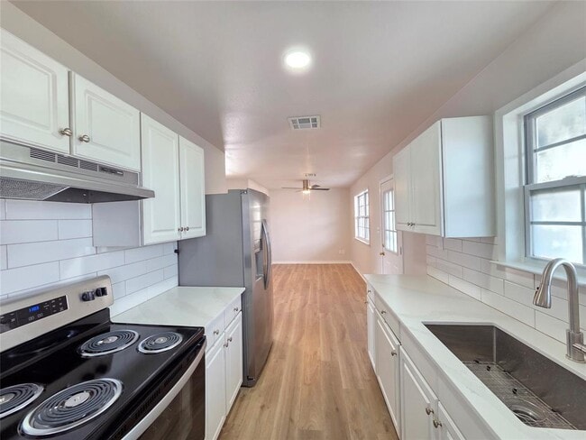 Photo - 411 W 4th St