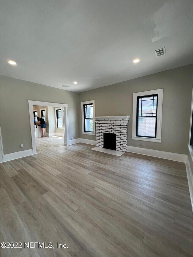 Photo - 43 W 21st St