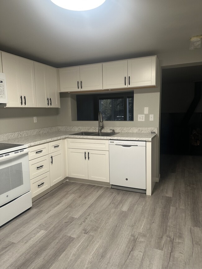 Photo - 449 W 4th St Unit A