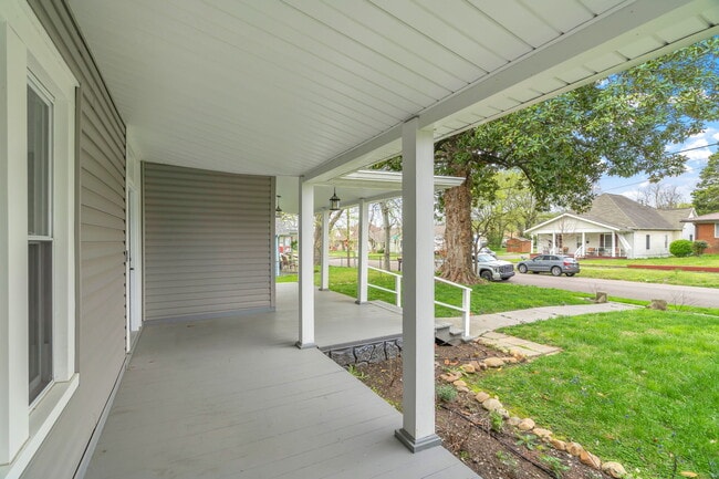 Photo - 206 E Springdale Ave