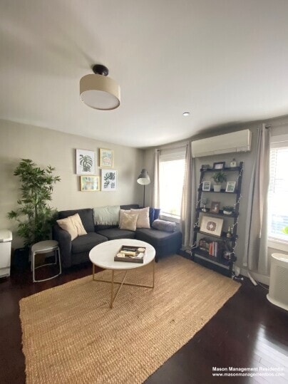 Photo - 609 E 2nd St