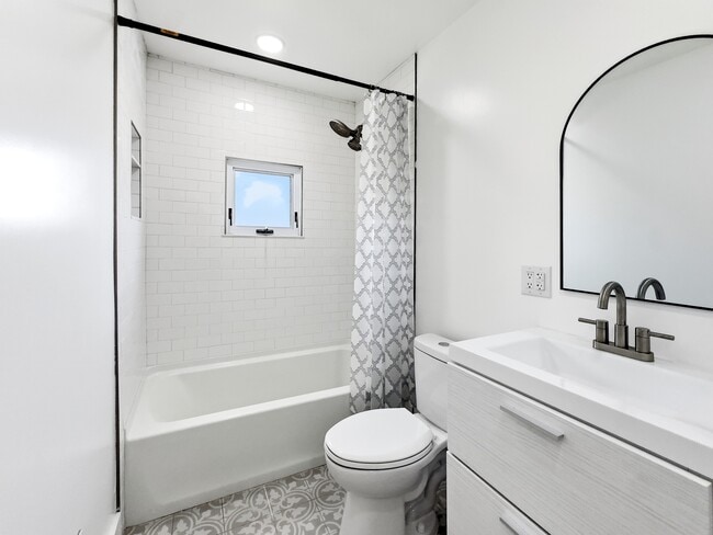 Photo - 2090 Moran Ave