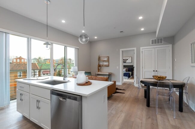 Photo - Washington Court (52 W)