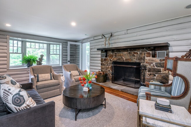 Photo - 1 W Woods Rd