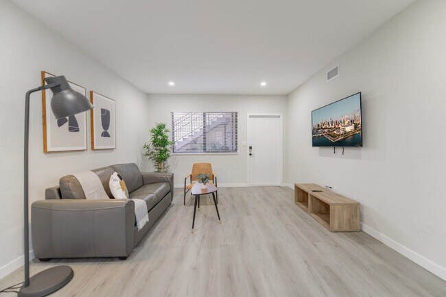 Photo - 700 SW 11th Ave Unidad FL2-ID1022459P