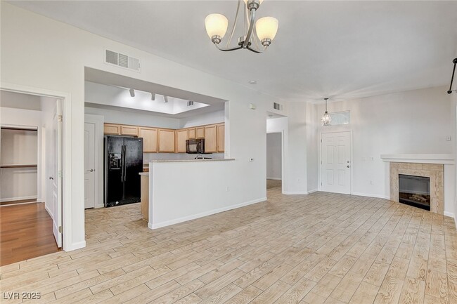 Building Photo - 2305 W Horizon Ridge Pkwy Unit 1914