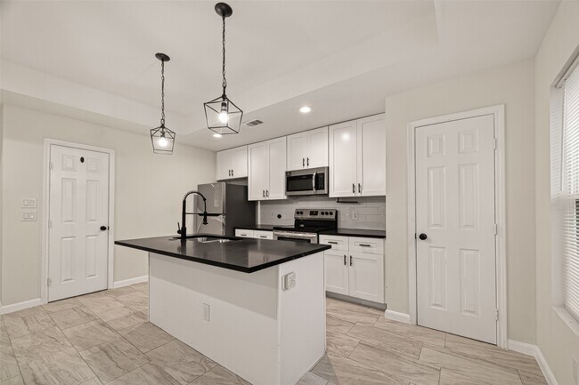 Photo - 4302 Hirsch Rd