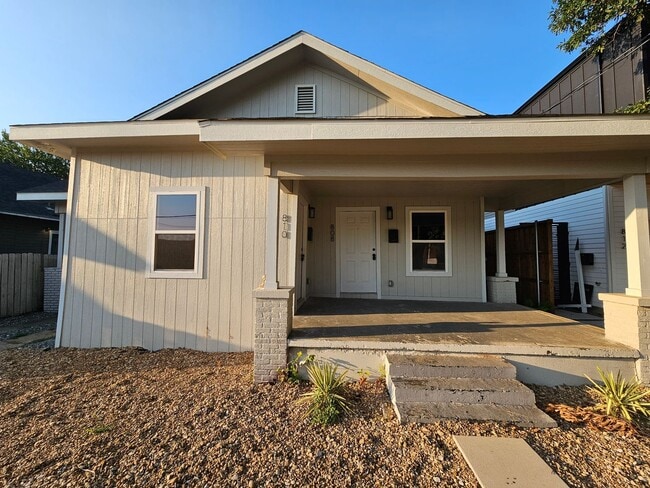Building Photo - Ready for immediate move in! Rental