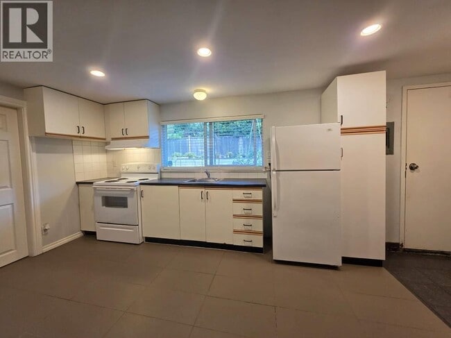 Photo - 737 Robinson St