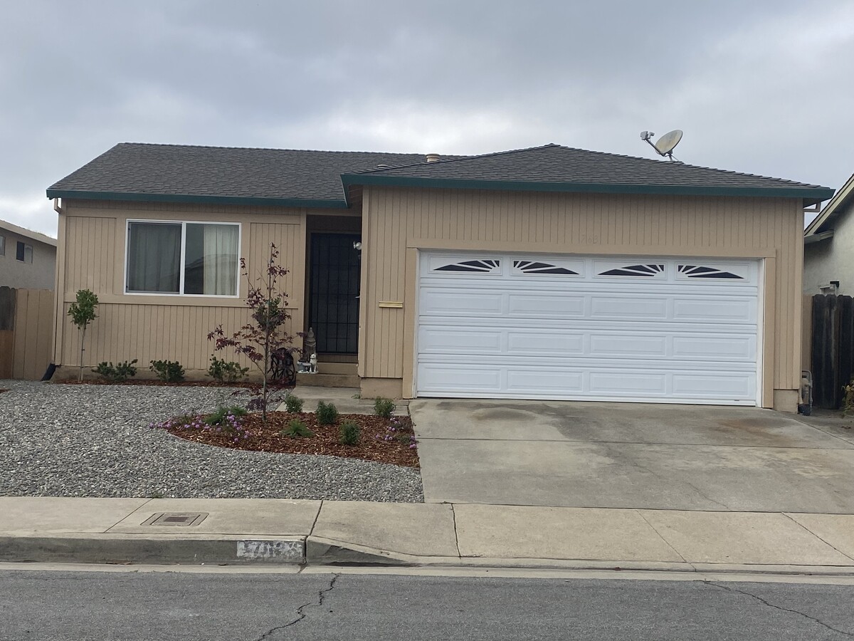 Photo - 763 Bronte Ave