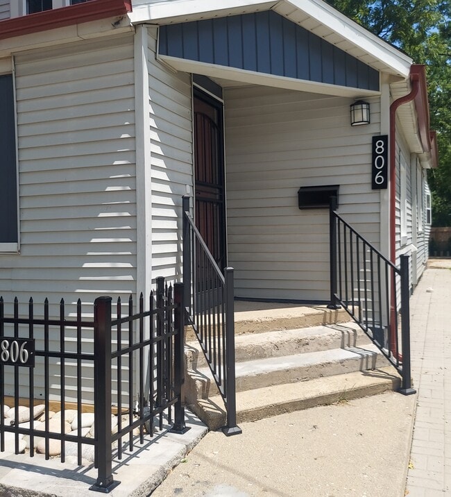 Building Photo - 806 N State St