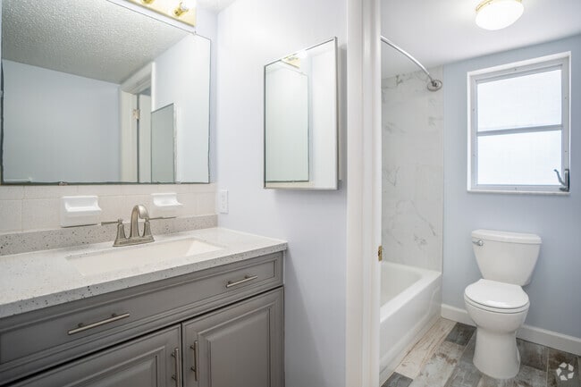 1BD, 1BA - 628SF - Bathroom