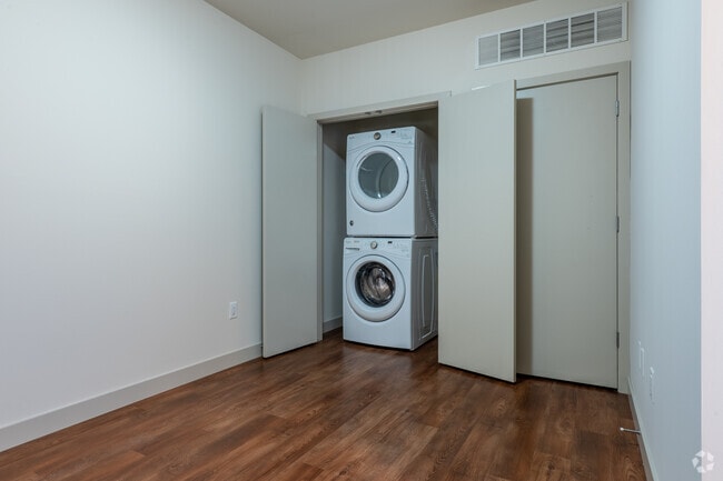 1BR, 1BA + Den - 963SF - Den