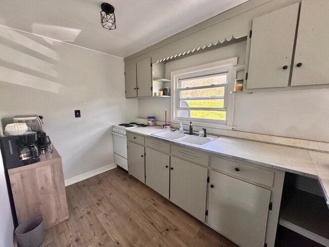 Photo - 2073 Castleton Rd