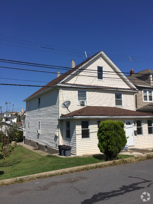 Building Photo - 142 W South St Rental