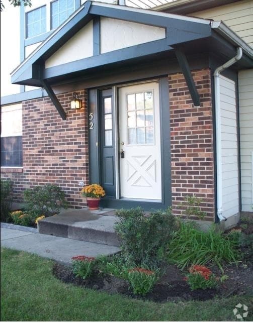 Building Photo - Beautiful 2 bd 1 1/2 ba as soon as July 1 ... Rental