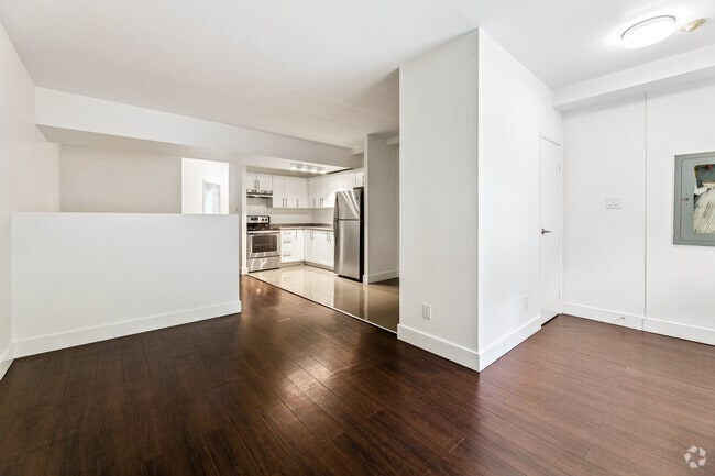 1BR, 1BA - 692SF - Living Room