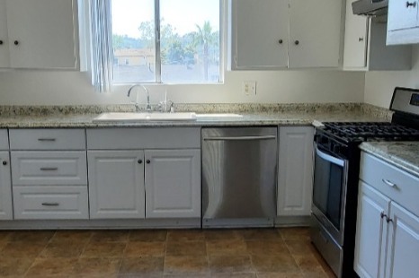 Large kitchen with high end appliances - 2711 S Redondo Blvd Apartments Unit 3