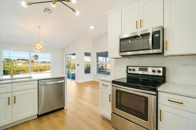 Photo - 527 Rotonda Cir