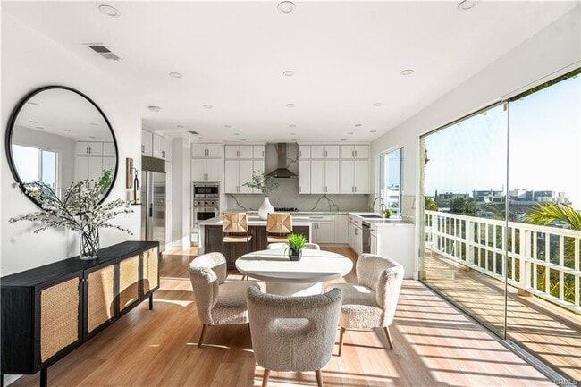 Building Photo - 2019 Sunset Plaza Dr