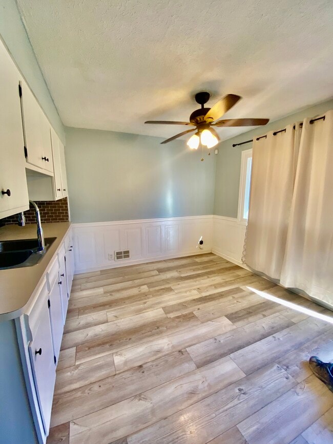 Photo - 5696 Pleasant St