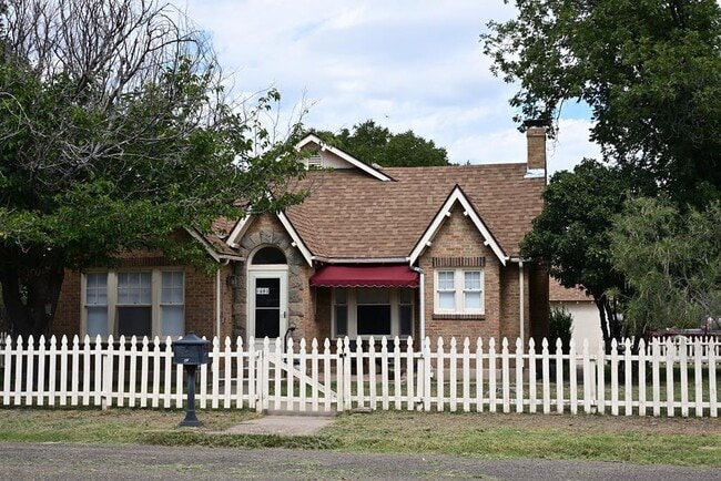 Photo - 401 W Nations Ave