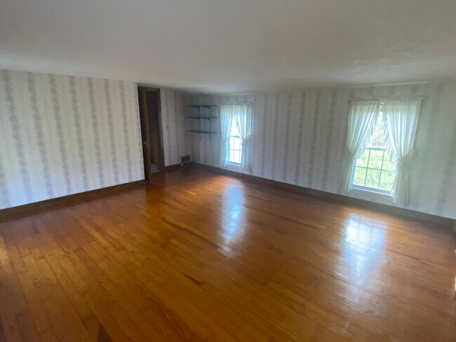 Photo - Authentic 3 bedroom New England Colonial! ...