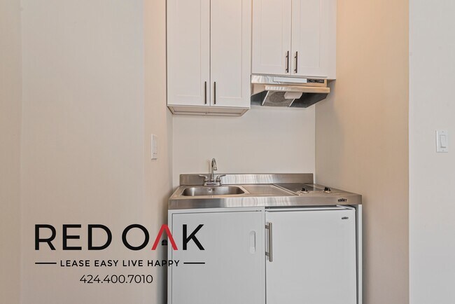 Photo - Recently Redone, Adorable Bachelor with Wa... Unit 11