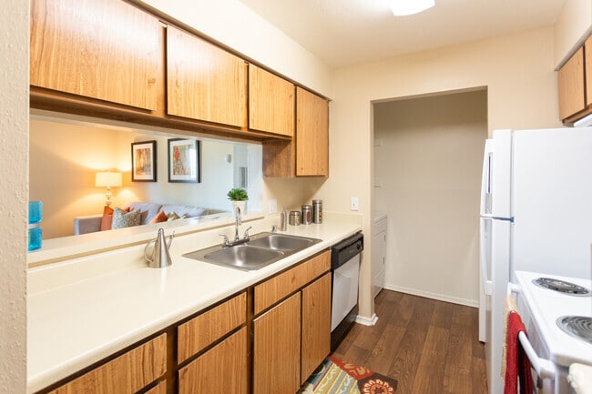 1BR 1BA - 750 SF