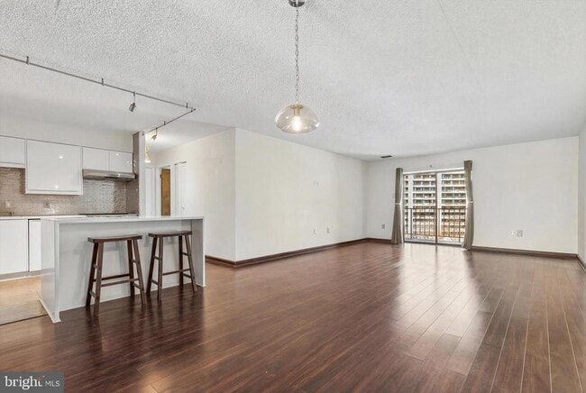 Building Photo - 10503 Valley Forge Cir Unit 503