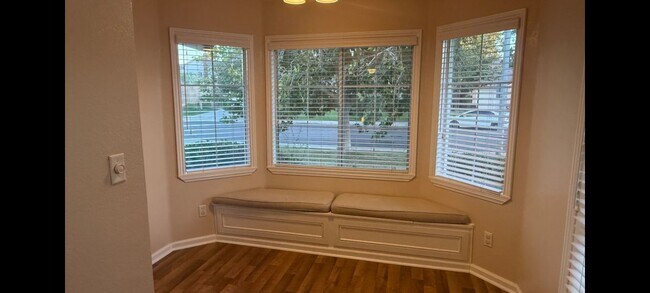 3143 Mariposa Ave