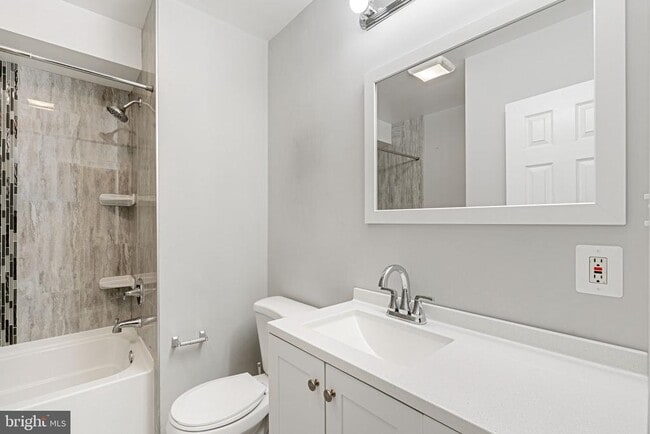 Photo - 834 19th St NE