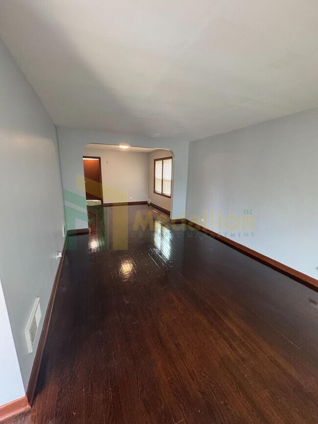 Photo - Brick Bungalow 4 bed 2 bath + Bonus area i...